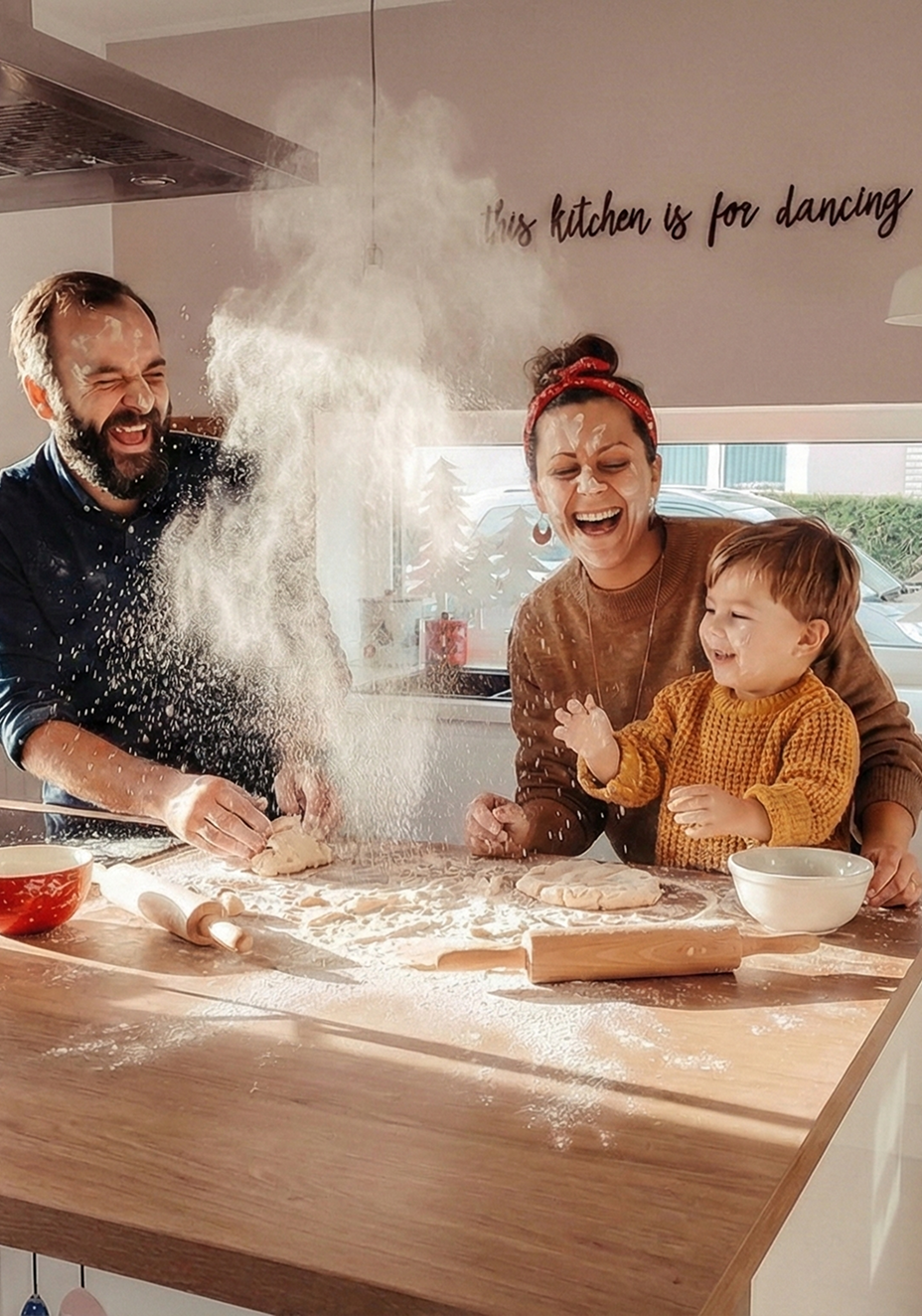 Familie backt gemeinsam in einer hellen Küche