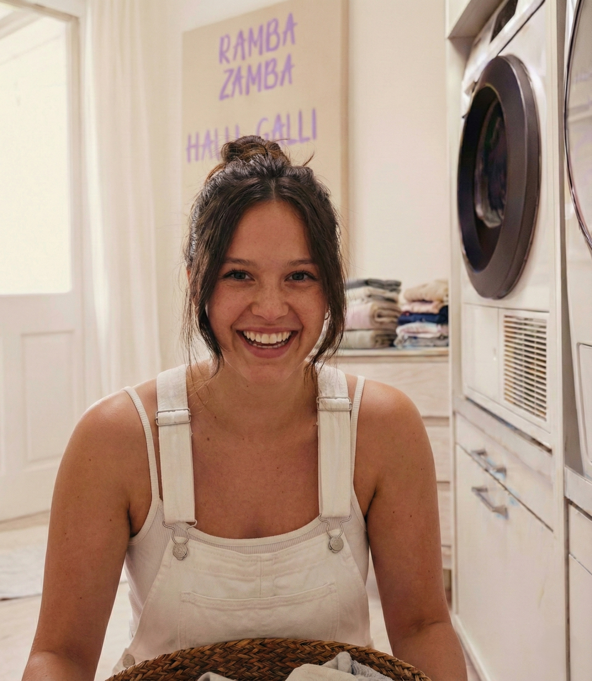 Person lacht beim Kochen